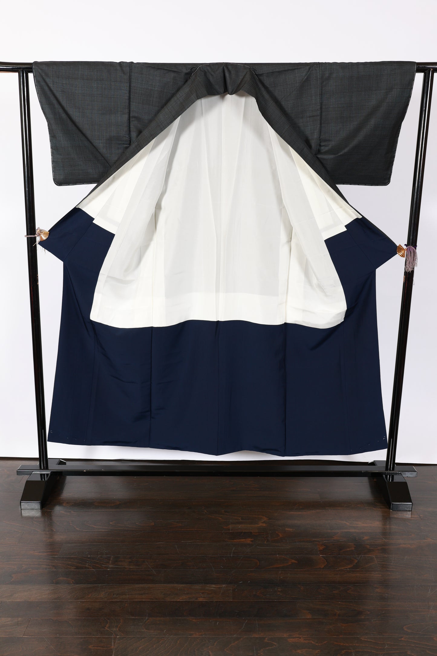 Japanese kimono used <Tsumugi> M-size silk 100% /B908