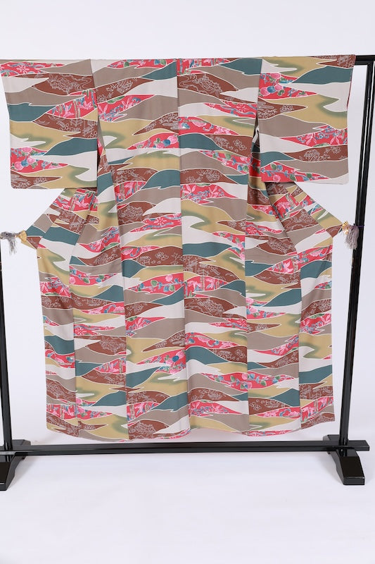 Komon (small patterned kimono), brand new, unused. Colors: gray, brown, green, indigo, coral. Features a floral, tea house, and horsetail pattern. Hand-dyed Yuzen (printed silk) technique. B1476