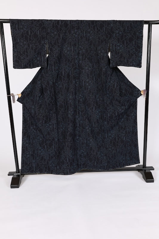 Ishige Yuki Tsumugi silk kimono, brand new and unused, in shades of indigo, with floral and geometric patterns.B1480