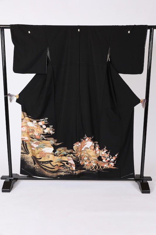 Black formal kimono (Kurotomesode), brand new and unused. Five crests, left-facing three-tiered pine tree design, gold, coral red, shades of green, gold embroidery, treasure motifs, fan motif, flowers, Kyo-Yuzen dyeing, L37.
