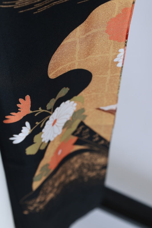 Black formal kimono (Kurotomesode), brand new and unused. Five crests, left-facing three-tiered pine tree design, gold, coral red, shades of green, gold embroidery, treasure motifs, fan motif, flowers, Kyo-Yuzen dyeing, L37.