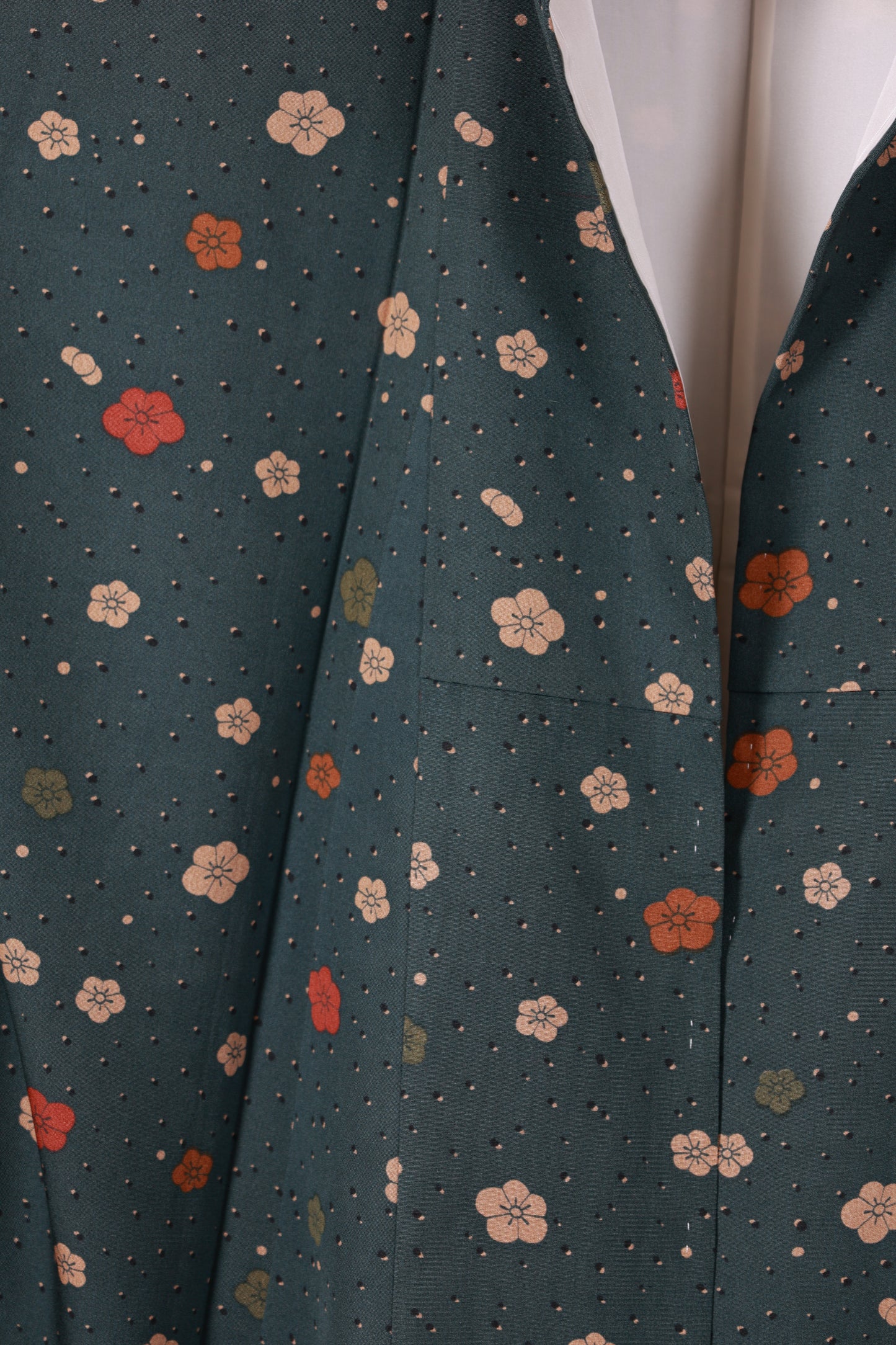Japanese kimono, brand new and unused. Colors: brown, green, beige, vermilion, floral pattern. L147