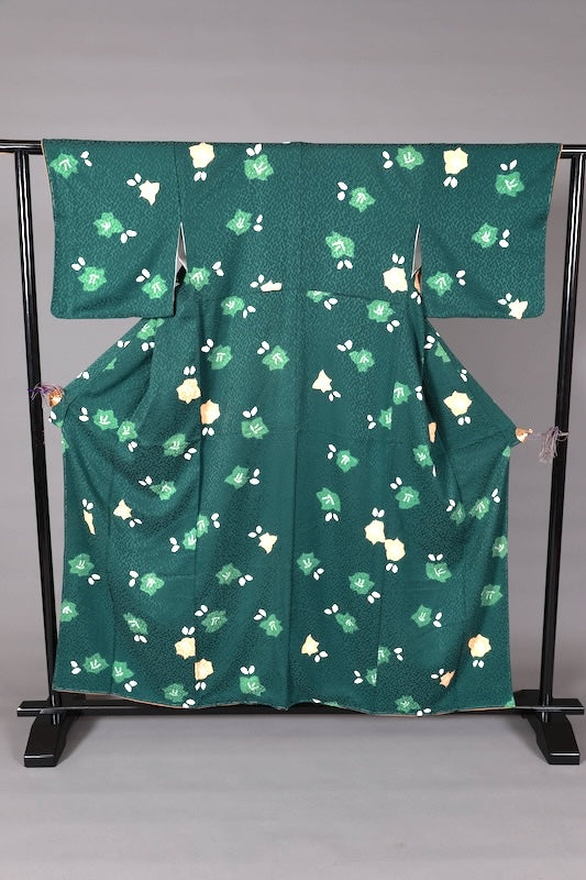 Japanease kimono used Komono , brand new and unused. Features shades of green, white, and yellow floral patterns. Includes shibori (tie-dyeing) and hat-shibori (tie-dyeing) techniques. L145