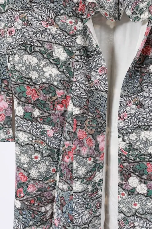Japan Pre-loved Kimono:colors include gray, red, black, white, green, and purple (A082).