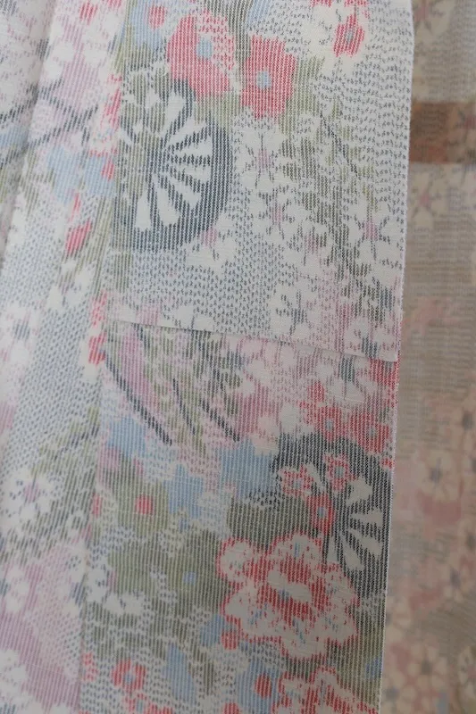 Japan Pre-loved kimono(White, Red, Gray, Pale Purple; Small floral motif) A092
