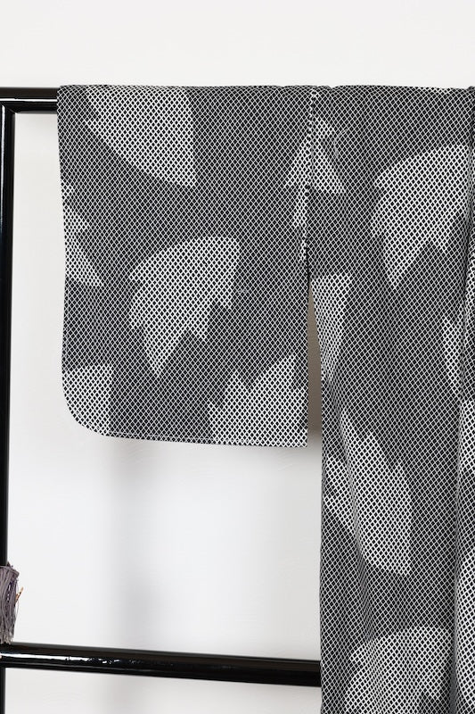 New Yukata (Japanese summer kimono) - Features contrasting shoulder designs in black, white, green, wine color, and blue-purple. b6