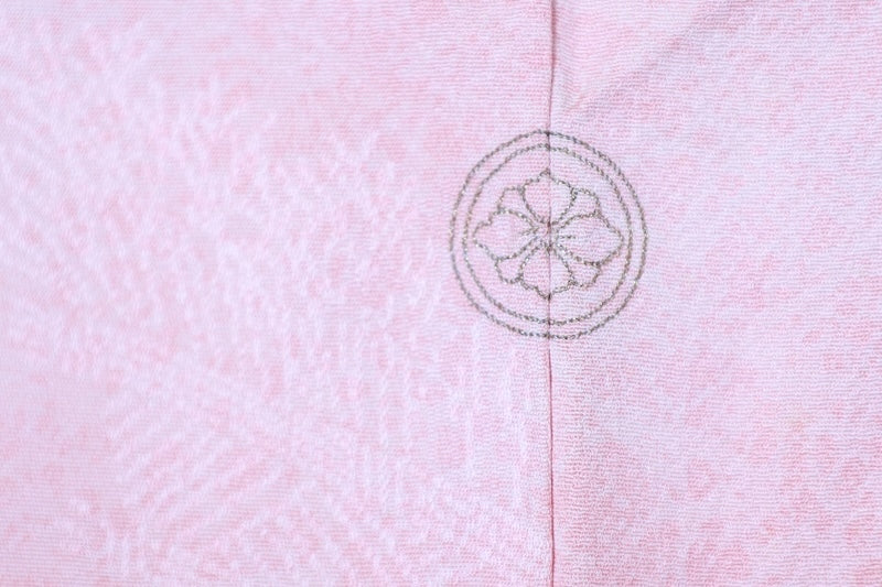 　Japan used kimono fabric, Akebono color, Tang-style weave, bamboo fence pattern, crackle glaze, embroidered crest of a circle with a sword and flower rhombus, R79