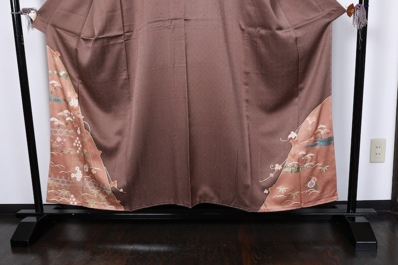 Japan kimono, brand new, unused. Features shades of brown, gold, green, purple, and white. Design includes pine trees, mist, flowers, and dewdrop grass. Hand-painted Kyoto Yuzen dyeing. (R70)