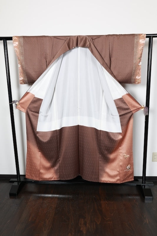 Japan kimono, brand new, unused. Features shades of brown, gold, green, purple, and white. Design includes pine trees, mist, flowers, and dewdrop grass. Hand-painted Kyoto Yuzen dyeing. (R70)