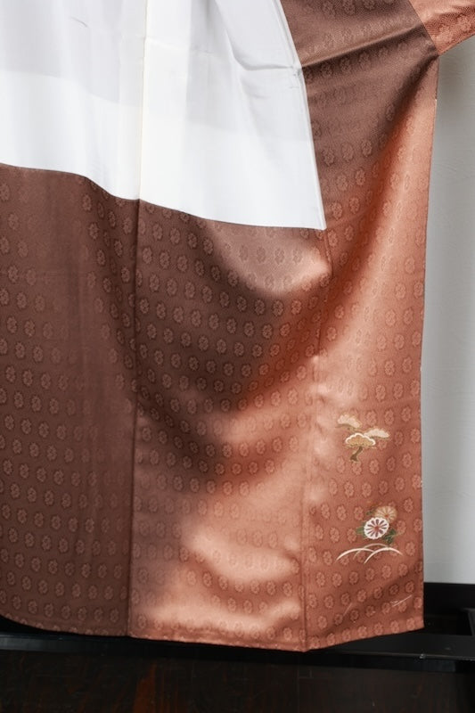 Japan kimono, brand new, unused. Features shades of brown, gold, green, purple, and white. Design includes pine trees, mist, flowers, and dewdrop grass. Hand-painted Kyoto Yuzen dyeing. (R70)