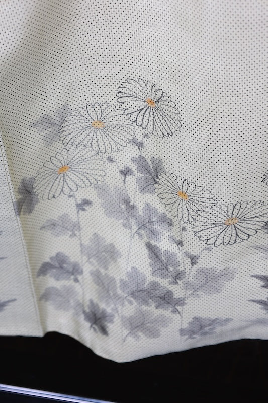 Authentic Oshima Tsumugi silk used kimono, light green, indigo, ink, gold, yellow, floral pattern, five-mark weave, hand-painted, R91