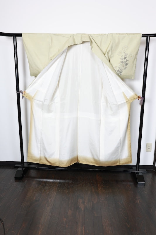 Authentic Oshima Tsumugi silk used kimono, light green, indigo, ink, gold, yellow, floral pattern, five-mark weave, hand-painted, R91