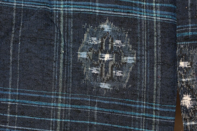 Yonezawa Tsumugi used kimono silk fabric, floss silk, shades of indigo, gray, red, checkered pattern, geometric design, handwoven, R143