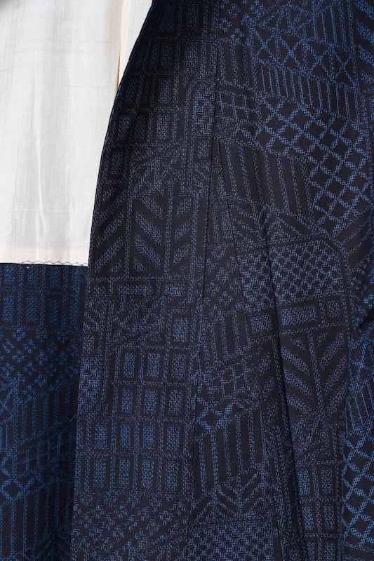 Tsumugi(Japan used kimono) silk fabric, shades of indigo, geometric pattern, hand-spun, R193