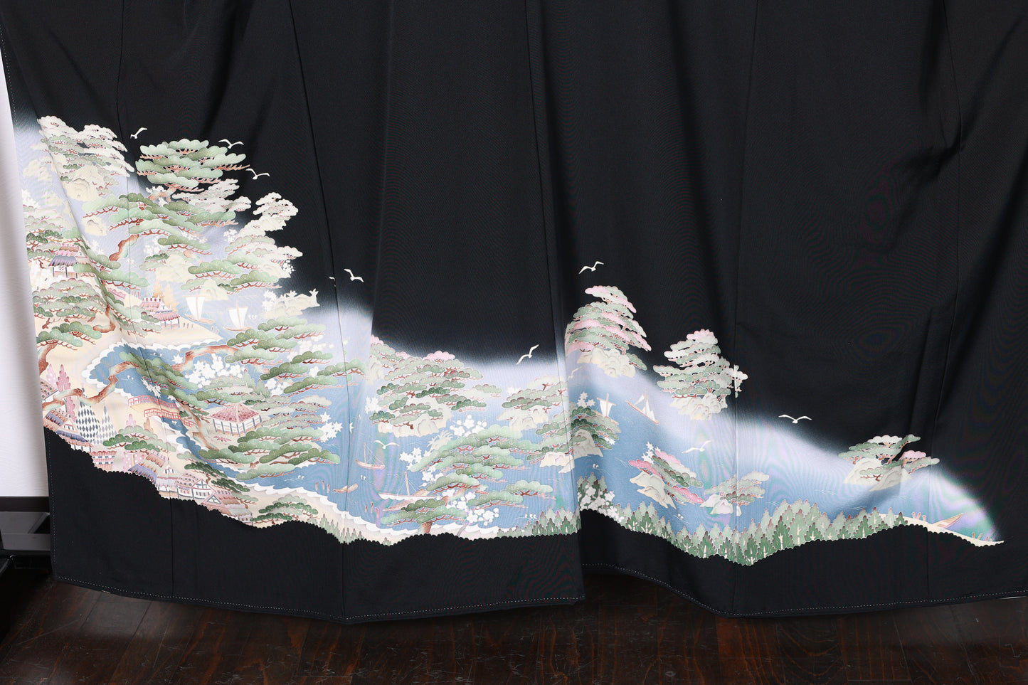 Black formal used kimono (Kyoto Yuzen dyeing), five crests, omodaka water plantain design, artist-made, seaside landscape design, R252