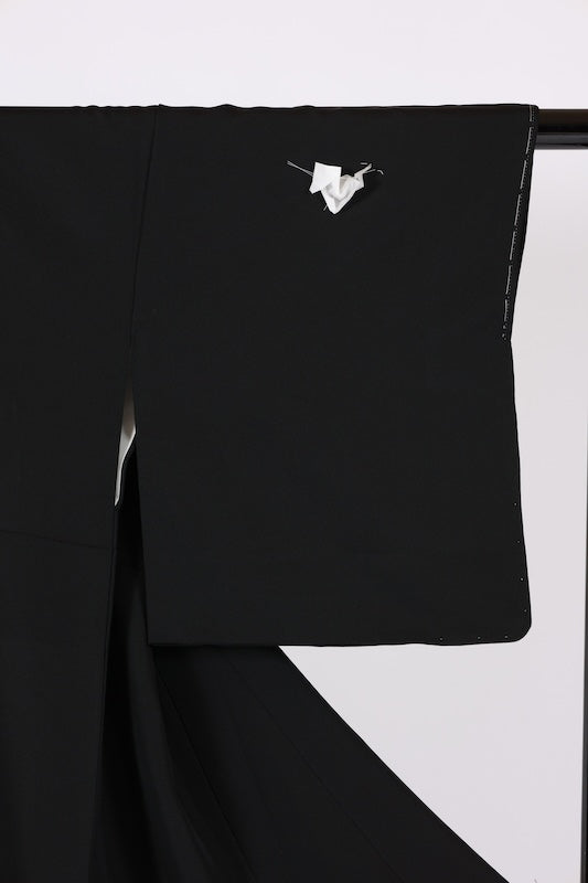 New, unused formal kimono (Tomesode). Black, gold, white, and gray. Rinpa style. Features include waves, fans, plum blossoms, chrysanthemums, grapes, maple leaves, and gold thread embroidery. Kyoto Yuzen dyeing. B1470