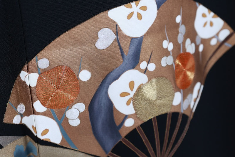 New, unused formal kimono (Tomesode). Black, gold, white, and gray. Rinpa style. Features include waves, fans, plum blossoms, chrysanthemums, grapes, maple leaves, and gold thread embroidery. Kyoto Yuzen dyeing. B1470