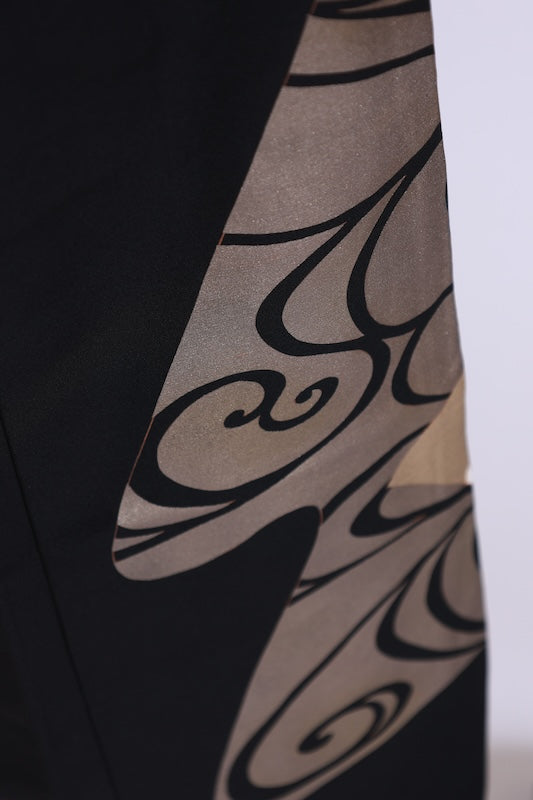 New, unused formal kimono (Tomesode). Black, gold, white, and gray. Rinpa style. Features include waves, fans, plum blossoms, chrysanthemums, grapes, maple leaves, and gold thread embroidery. Kyoto Yuzen dyeing. B1470