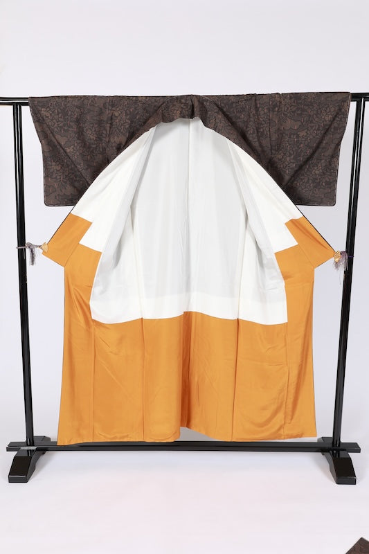 Yuki Tsumugi silk kimono, brand new and unused. Features shades of brown, reddish-brown, floral and cloud patterns, handwovenB1483