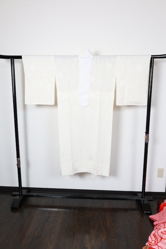 Nagajuban (undergarment for formal occasions), white, made with eight-ply twisted yarn, floral pattern throughout, R319