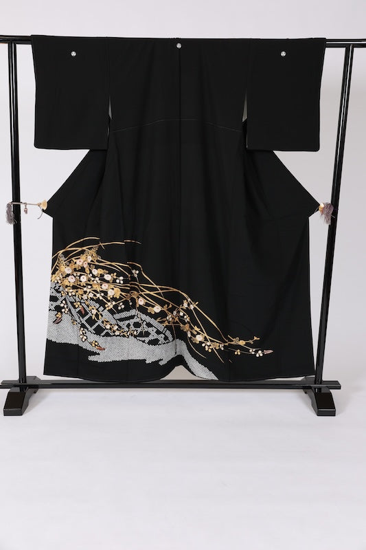 Black formal kimono used (Kurotomesode) - Gold and white, dappled pattern, gold embroidery, floral design, five crests, three oak leaves, J7