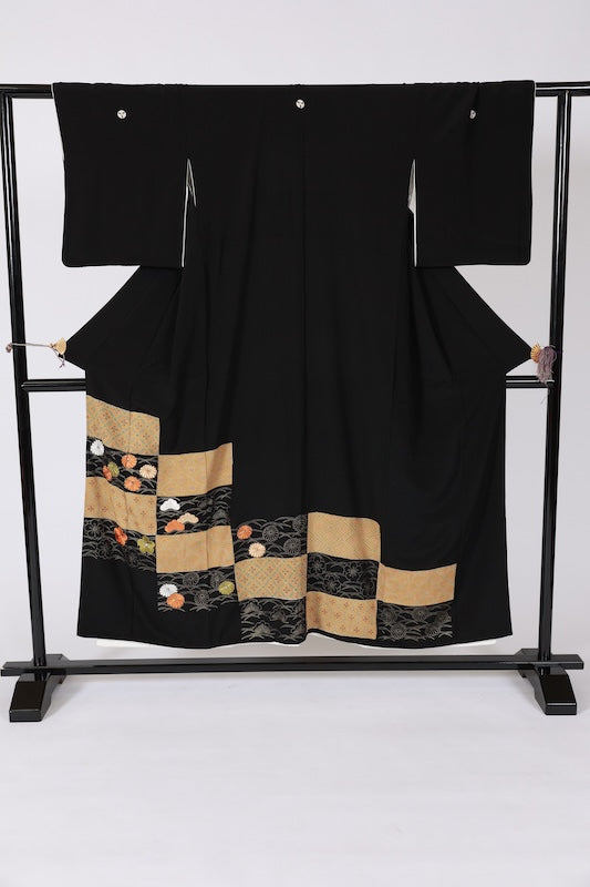 Black formal kimono used (Kurotomesode) - Gold, Green, Beige, Ochre, Blue - Pine, Five-part chrysanthemum crest, Seigaiha wave pattern, Shippo pattern, Dewdrop grass, Chrysanthemum, Gold thread embroidery, Kyo-Yuzen dyeing - J3