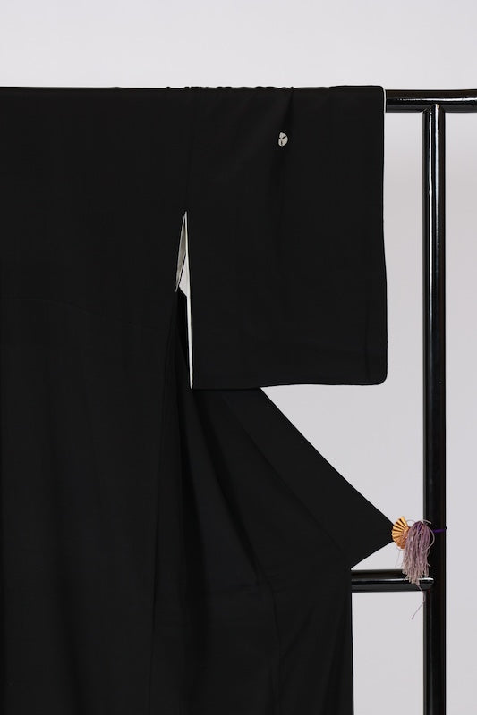 Black formal kimono used (Kurotomesode) - Gold, Green, Beige, Ochre, Blue - Pine, Five-part chrysanthemum crest, Seigaiha wave pattern, Shippo pattern, Dewdrop grass, Chrysanthemum, Gold thread embroidery, Kyo-Yuzen dyeing - J3