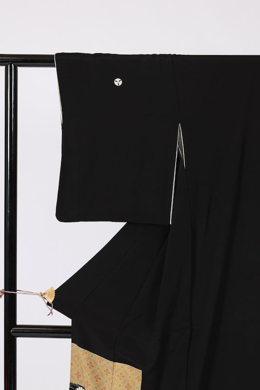 Black formal kimono used (Kurotomesode) - Gold, Green, Beige, Ochre, Blue - Pine, Five-part chrysanthemum crest, Seigaiha wave pattern, Shippo pattern, Dewdrop grass, Chrysanthemum, Gold thread embroidery, Kyo-Yuzen dyeing - J3