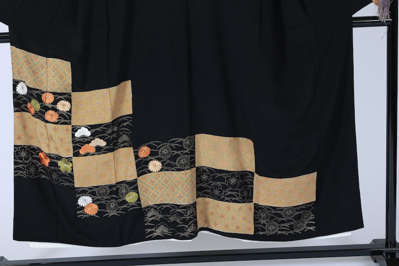 Black formal kimono used (Kurotomesode) - Gold, Green, Beige, Ochre, Blue - Pine, Five-part chrysanthemum crest, Seigaiha wave pattern, Shippo pattern, Dewdrop grass, Chrysanthemum, Gold thread embroidery, Kyo-Yuzen dyeing - J3