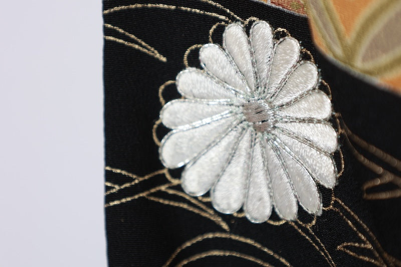 Black formal kimono used (Kurotomesode) - Gold, Green, Beige, Ochre, Blue - Pine, Five-part chrysanthemum crest, Seigaiha wave pattern, Shippo pattern, Dewdrop grass, Chrysanthemum, Gold thread embroidery, Kyo-Yuzen dyeing - J3