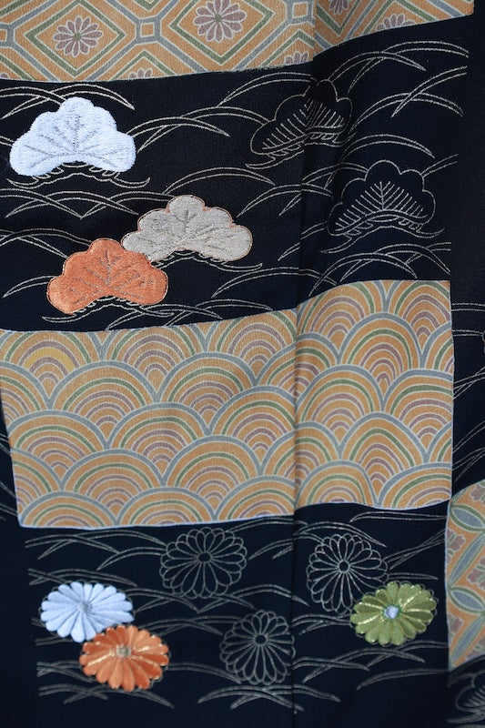 Black formal kimono used (Kurotomesode) - Gold, Green, Beige, Ochre, Blue - Pine, Five-part chrysanthemum crest, Seigaiha wave pattern, Shippo pattern, Dewdrop grass, Chrysanthemum, Gold thread embroidery, Kyo-Yuzen dyeing - J3