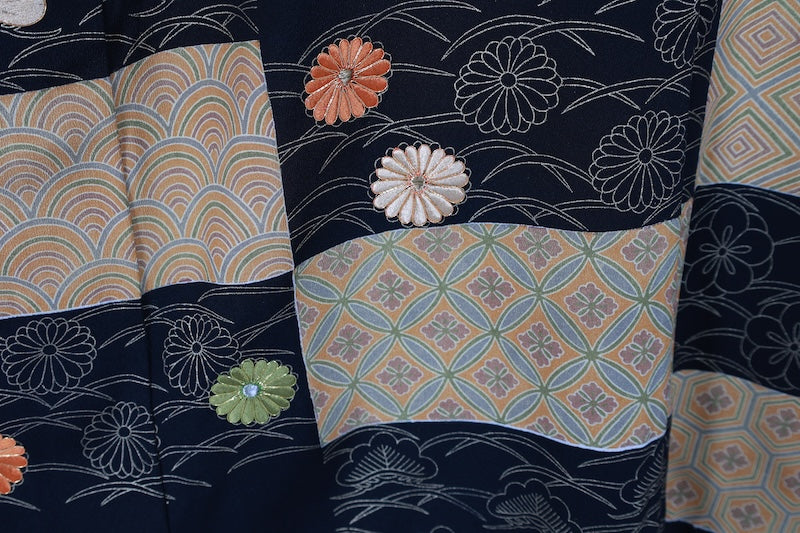 Black formal kimono used (Kurotomesode) - Gold, Green, Beige, Ochre, Blue - Pine, Five-part chrysanthemum crest, Seigaiha wave pattern, Shippo pattern, Dewdrop grass, Chrysanthemum, Gold thread embroidery, Kyo-Yuzen dyeing - J3