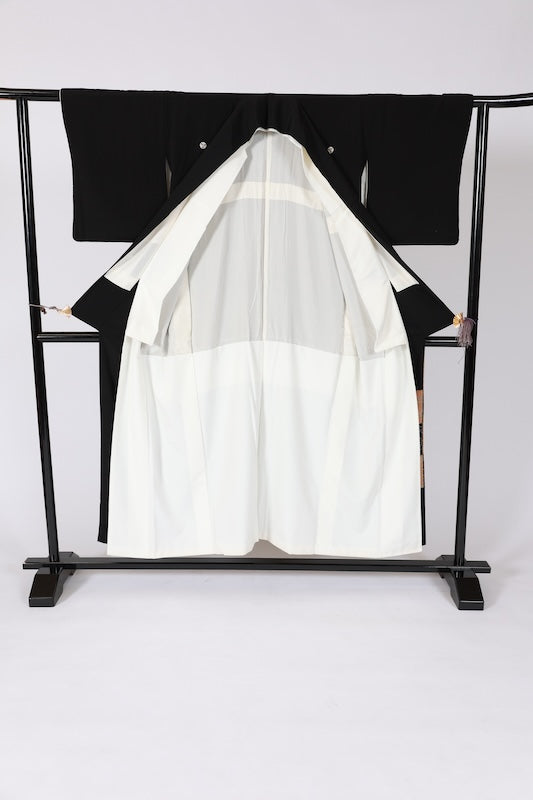 Black formal kimono used (Kurotomesode) - Gold, Green, Beige, Ochre, Blue - Pine, Five-part chrysanthemum crest, Seigaiha wave pattern, Shippo pattern, Dewdrop grass, Chrysanthemum, Gold thread embroidery, Kyo-Yuzen dyeing - J3