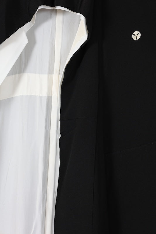 Black formal kimono used (Kurotomesode) - Gold, Green, Beige, Ochre, Blue - Pine, Five-part chrysanthemum crest, Seigaiha wave pattern, Shippo pattern, Dewdrop grass, Chrysanthemum, Gold thread embroidery, Kyo-Yuzen dyeing - J3