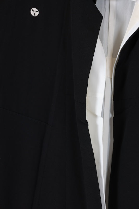 Black formal kimono used (Kurotomesode) - Gold, Green, Beige, Ochre, Blue - Pine, Five-part chrysanthemum crest, Seigaiha wave pattern, Shippo pattern, Dewdrop grass, Chrysanthemum, Gold thread embroidery, Kyo-Yuzen dyeing - J3