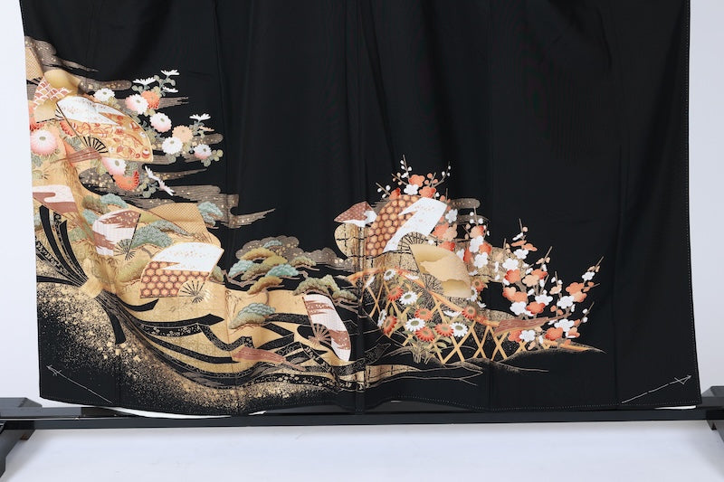 Black formal kimono (Kurotomesode), brand new and unused. Five crests, left-facing three-tiered pine tree design, gold, coral red, shades of green, gold embroidery, treasure motifs, fan motif, flowers, Kyo-Yuzen dyeing, L37.