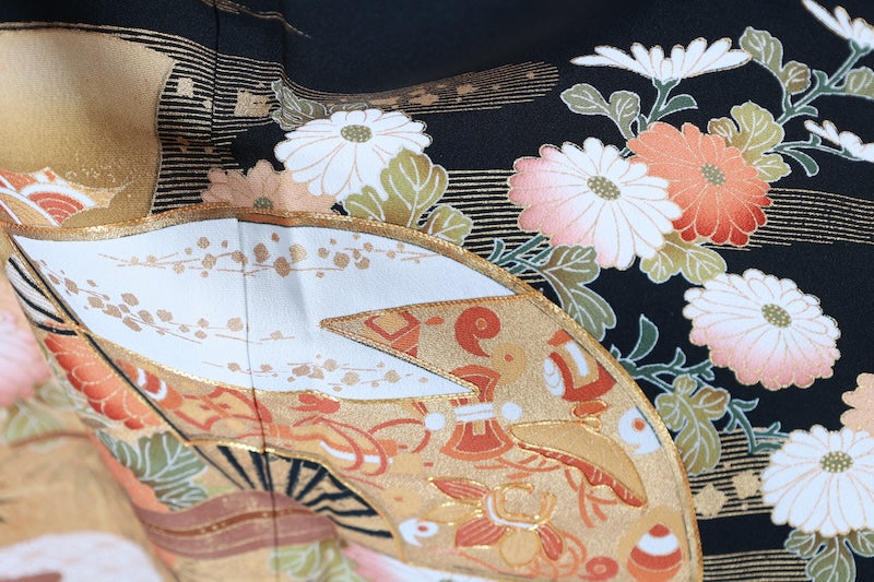 Black formal kimono (Kurotomesode), brand new and unused. Five crests, left-facing three-tiered pine tree design, gold, coral red, shades of green, gold embroidery, treasure motifs, fan motif, flowers, Kyo-Yuzen dyeing, L37.