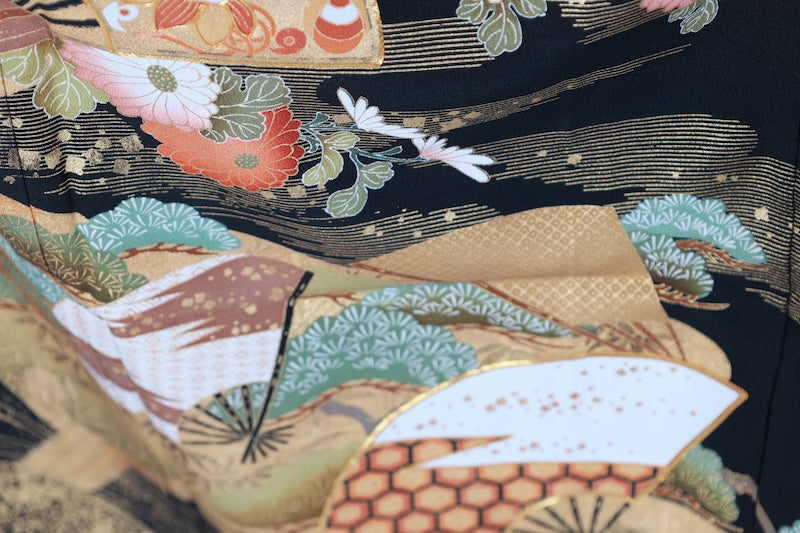 Black formal kimono (Kurotomesode), brand new and unused. Five crests, left-facing three-tiered pine tree design, gold, coral red, shades of green, gold embroidery, treasure motifs, fan motif, flowers, Kyo-Yuzen dyeing, L37.