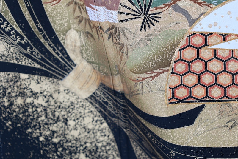 Black formal kimono (Kurotomesode), brand new and unused. Five crests, left-facing three-tiered pine tree design, gold, coral red, shades of green, gold embroidery, treasure motifs, fan motif, flowers, Kyo-Yuzen dyeing, L37.
