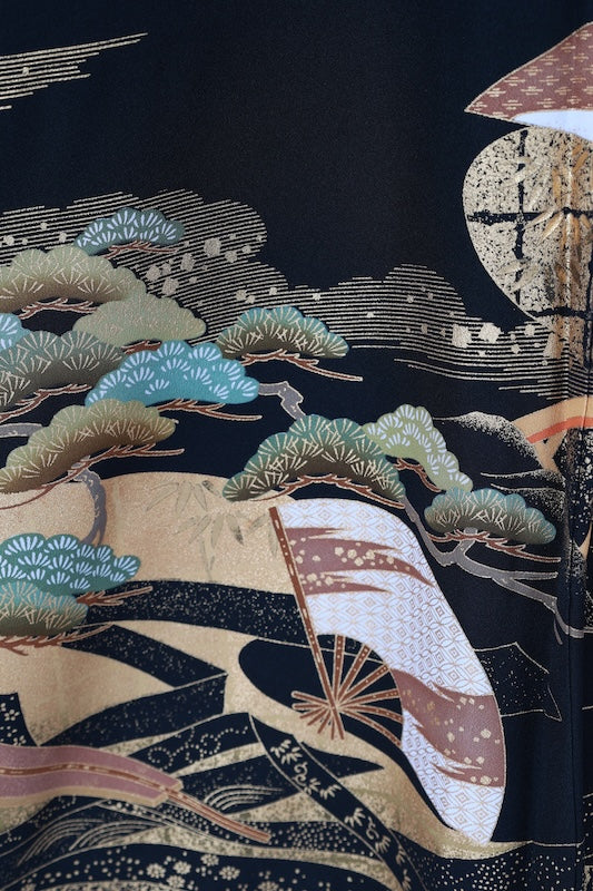 Black formal kimono (Kurotomesode), brand new and unused. Five crests, left-facing three-tiered pine tree design, gold, coral red, shades of green, gold embroidery, treasure motifs, fan motif, flowers, Kyo-Yuzen dyeing, L37.