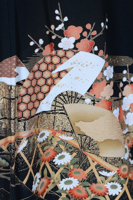 Black formal kimono (Kurotomesode), brand new and unused. Five crests, left-facing three-tiered pine tree design, gold, coral red, shades of green, gold embroidery, treasure motifs, fan motif, flowers, Kyo-Yuzen dyeing, L37.