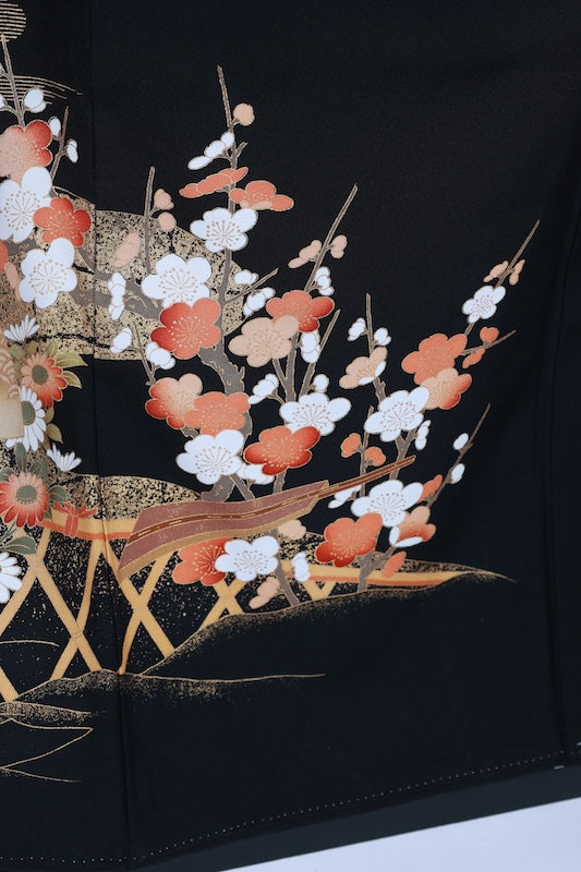 Black formal kimono (Kurotomesode), brand new and unused. Five crests, left-facing three-tiered pine tree design, gold, coral red, shades of green, gold embroidery, treasure motifs, fan motif, flowers, Kyo-Yuzen dyeing, L37.