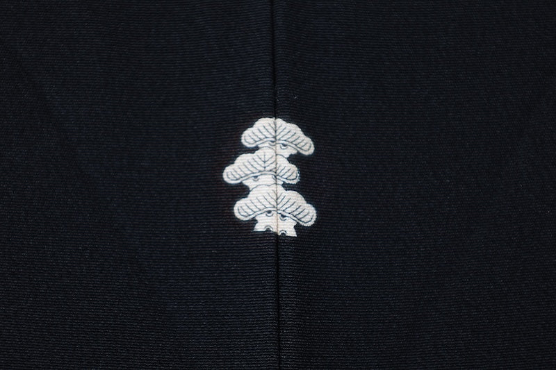 Black formal kimono (Kurotomesode), brand new and unused. Five crests, left-facing three-tiered pine tree design, gold, coral red, shades of green, gold embroidery, treasure motifs, fan motif, flowers, Kyo-Yuzen dyeing, L37.