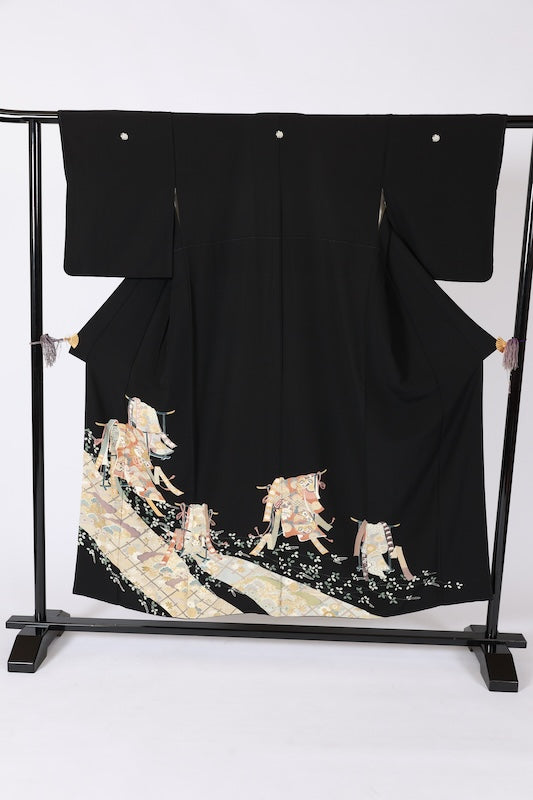Black formal kimono used(Kurotomesode), five crests, shades of indigo, blue-gray, gold, silver, green, ochre, purple, "Who's Sleeve" pattern, treasure motifs, flowers, hand-painted Kyoto Yuzen dyeing, L45
