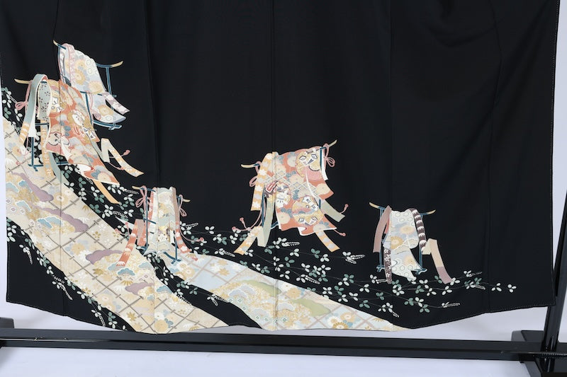 Black formal kimono used(Kurotomesode), five crests, shades of indigo, blue-gray, gold, silver, green, ochre, purple, "Who's Sleeve" pattern, treasure motifs, flowers, hand-painted Kyoto Yuzen dyeing, L45
