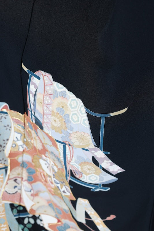 Black formal kimono used(Kurotomesode), five crests, shades of indigo, blue-gray, gold, silver, green, ochre, purple, "Who's Sleeve" pattern, treasure motifs, flowers, hand-painted Kyoto Yuzen dyeing, L45