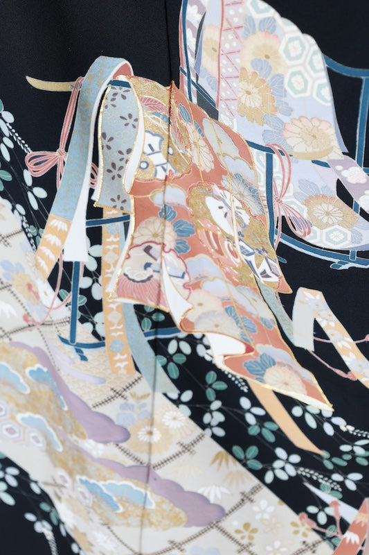 Black formal kimono used(Kurotomesode), five crests, shades of indigo, blue-gray, gold, silver, green, ochre, purple, "Who's Sleeve" pattern, treasure motifs, flowers, hand-painted Kyoto Yuzen dyeing, L45