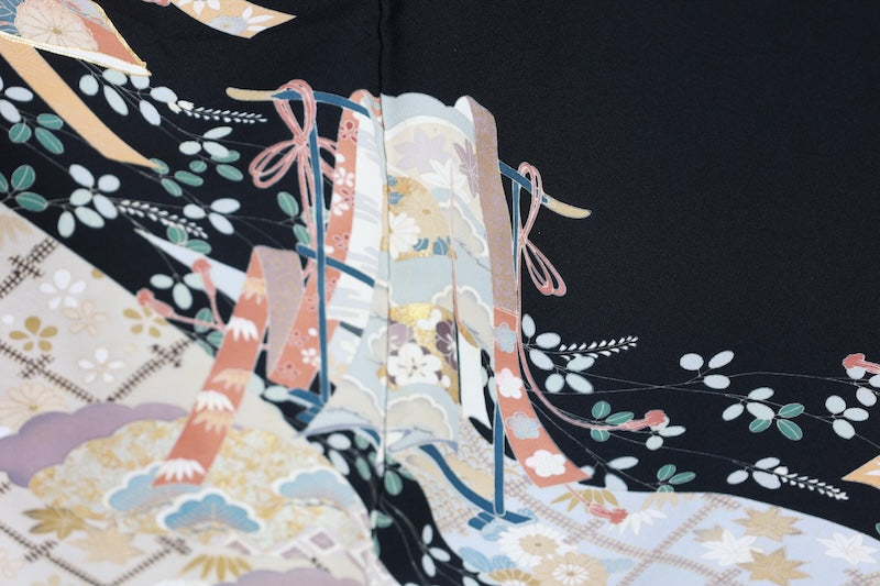 Black formal kimono used(Kurotomesode), five crests, shades of indigo, blue-gray, gold, silver, green, ochre, purple, "Who's Sleeve" pattern, treasure motifs, flowers, hand-painted Kyoto Yuzen dyeing, L45