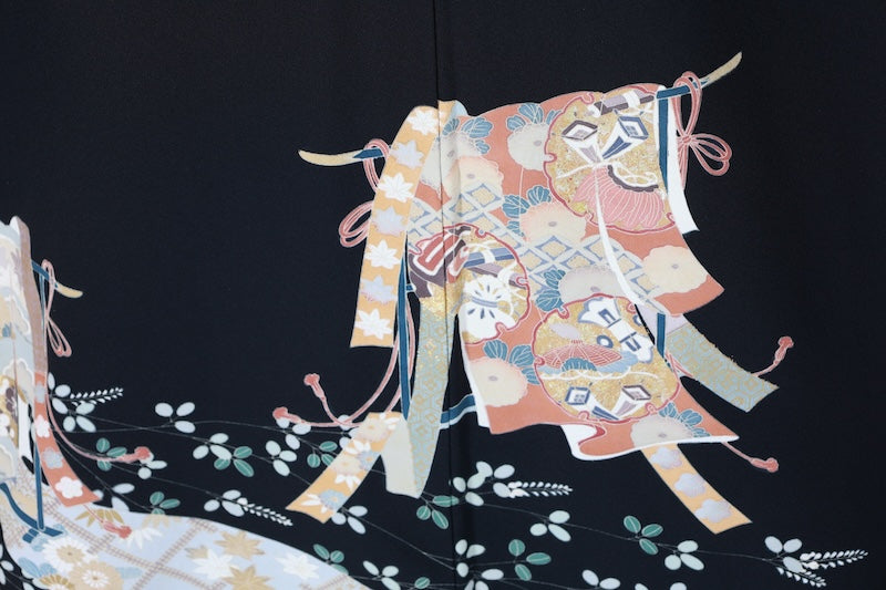 Black formal kimono used(Kurotomesode), five crests, shades of indigo, blue-gray, gold, silver, green, ochre, purple, "Who's Sleeve" pattern, treasure motifs, flowers, hand-painted Kyoto Yuzen dyeing, L45
