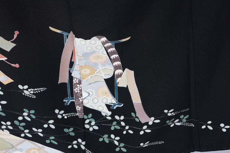 Black formal kimono used(Kurotomesode), five crests, shades of indigo, blue-gray, gold, silver, green, ochre, purple, "Who's Sleeve" pattern, treasure motifs, flowers, hand-painted Kyoto Yuzen dyeing, L45